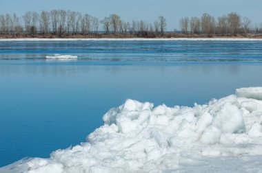 Bahar sel, buzlu su, erken Bahar Nehri üzerinde. Rusya Tataristan Kama Nehri erken Bahar
