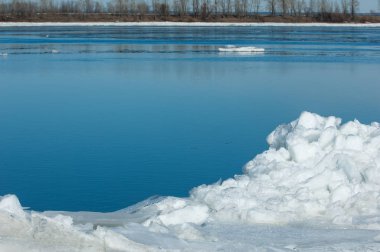 Bahar sel, buzlu su, erken Bahar Nehri üzerinde. Rusya Tataristan Kama Nehri erken Bahar