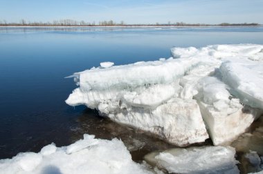 Bahar sel, buzlu su, erken Bahar Nehri üzerinde. Rusya Tataristan Kama Nehri erken Bahar