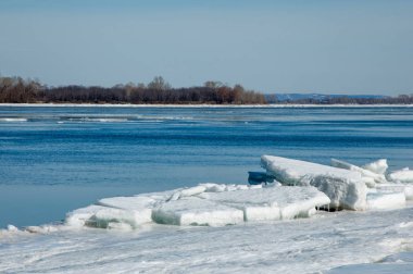 Bahar sel, buzlu su, erken Bahar Nehri üzerinde. Rusya Tataristan Kama Nehri erken Bahar