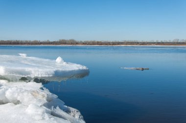 Bahar sel, buzlu su, erken Bahar Nehri üzerinde. Rusya Tataristan Kama Nehri erken Bahar
