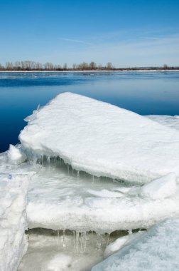 Bahar sel, buzlu su, erken Bahar Nehri üzerinde. Rusya Tataristan Kama Nehri erken Bahar