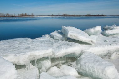 Bahar sel, buzlu su, erken Bahar Nehri üzerinde. Rusya Tataristan Kama Nehri erken Bahar