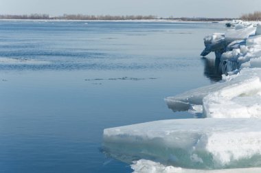 Bahar sel, buzlu su, erken Bahar Nehri üzerinde. Rusya Tataristan Kama Nehri erken Bahar