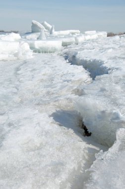 Bahar sel, buzlu su, erken Bahar Nehri üzerinde. Rusya Tataristan Kama Nehri erken Bahar