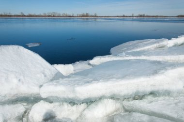 Bahar sel, buzlu su, erken Bahar Nehri üzerinde. Rusya Tataristan Kama Nehri erken Bahar