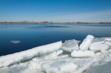 Bahar sel, buzlu su, erken Bahar Nehri üzerinde. Rusya Tataristan Kama Nehri erken Bahar