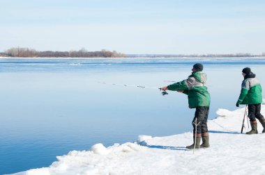 Nehir sel balıkçılar. Nehir buz balıkçılar yırtılmış. Nehir buz üzerinde son buz balıkçı ile. Rusya Tataristan Kama Nehri erken Bahar