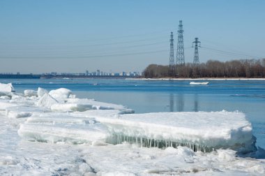 Bahar sel, buzlu su, erken Bahar Nehri üzerinde. Rusya Tataristan Kama Nehri erken Bahar