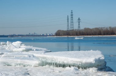 Bahar sel, buzlu su, erken Bahar Nehri üzerinde. Rusya Tataristan Kama Nehri erken Bahar