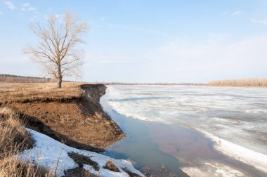 Bahar River, buz Nehri üzerinde. çıplak ağaçlar ve mavi gökyüzünde güzel bulutlar güzel bahar manzara nehir buz ile erimiş