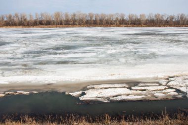 Bahar River, buz Nehri üzerinde. çıplak ağaçlar ve mavi gökyüzünde güzel bulutlar güzel bahar manzara nehir buz ile erimiş