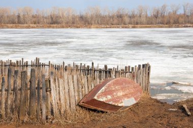 Bahar River, buz Nehri üzerinde. çıplak ağaçlar ve mavi gökyüzünde güzel bulutlar güzel bahar manzara nehir buz ile erimiş
