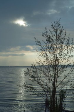 bulut su ışık demeti. Güzel gün batımı plajda, harika renkler, yaz aylarında plaj üzerinde ışık demetinin üstten görünüm
