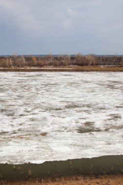 Bahar River, buz Nehri üzerinde. çıplak ağaçlar ve mavi gökyüzünde güzel bulutlar güzel bahar manzara nehir buz ile erimiş