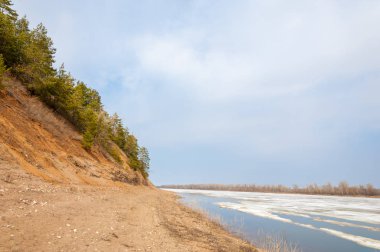 Bahar River, buz Nehri üzerinde. çıplak ağaçlar ve mavi gökyüzünde güzel bulutlar güzel bahar manzara nehir buz ile erimiş