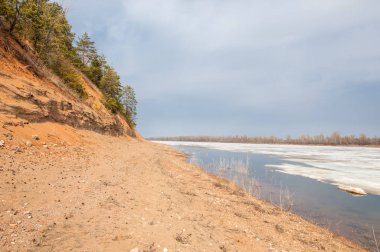 Bahar River, buz Nehri üzerinde. çıplak ağaçlar ve mavi gökyüzünde güzel bulutlar güzel bahar manzara nehir buz ile erimiş