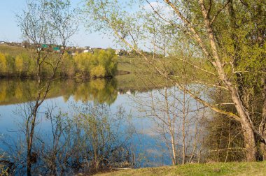 bahar Gölü. Su birikintisi bahar. Bahar park göl. bahar Gölü sahne. Bahar gölün kıyısında.