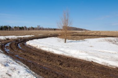 Bahar yollar yıkanmış. yoldan çekilin. yolda çamur
