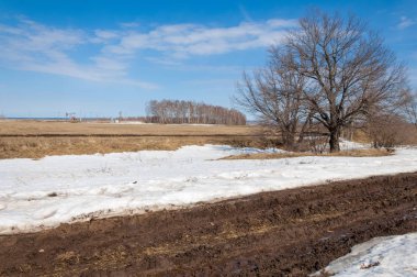 Bahar yollar yıkanmış. yoldan çekilin. yolda çamur