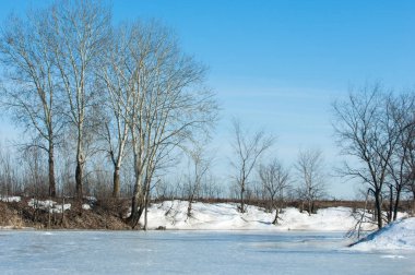 Donmuş gölün bahar. Bahar buz
