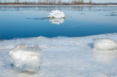 Bahar sel, buzlu su, erken Bahar Nehri üzerinde. Rusya Tataristan Kama Nehri erken Bahar
