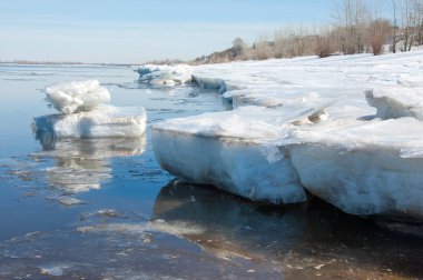 Bahar sel, buzlu su, erken Bahar Nehri üzerinde. Rusya Tataristan Kama Nehri erken Bahar