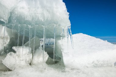 doku. buz. Donmuş buz Nehri üzerinde.