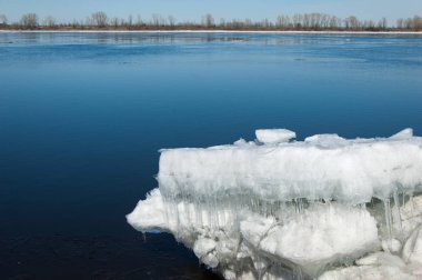 Bahar sel, buzlu su, erken Bahar Nehri üzerinde. Rusya Tataristan Kama Nehri erken Bahar