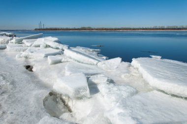 Bahar sel, buzlu su, erken Bahar Nehri üzerinde. Rusya Tataristan Kama Nehri erken Bahar