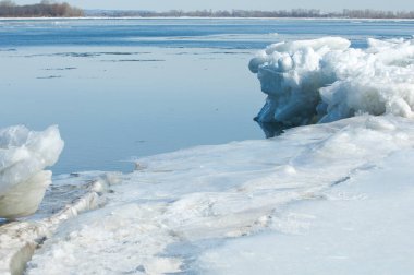 Bahar sel, buzlu su, erken Bahar Nehri üzerinde. Rusya Tataristan Kama Nehri erken Bahar