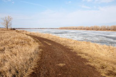 Bahar River, buz Nehri üzerinde. çıplak ağaçlar ve mavi gökyüzünde güzel bulutlar güzel bahar manzara nehir buz ile erimiş