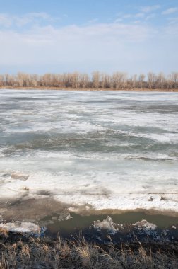 Bahar River, buz Nehri üzerinde. çıplak ağaçlar ve mavi gökyüzünde güzel bulutlar güzel bahar manzara nehir buz ile erimiş