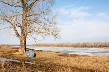 Bahar River, buz Nehri üzerinde. çıplak ağaçlar ve mavi gökyüzünde güzel bulutlar güzel bahar manzara nehir buz ile erimiş