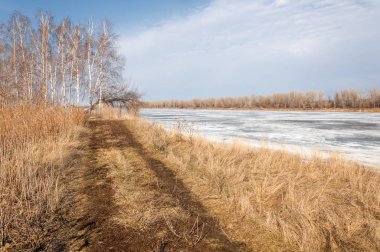 Bahar River, buz Nehri üzerinde. çıplak ağaçlar ve mavi gökyüzünde güzel bulutlar güzel bahar manzara nehir buz ile erimiş