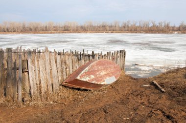 Bahar River, buz Nehri üzerinde. çıplak ağaçlar ve mavi gökyüzünde güzel bulutlar güzel bahar manzara nehir buz ile erimiş
