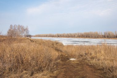 Bahar River, buz Nehri üzerinde. çıplak ağaçlar ve mavi gökyüzünde güzel bulutlar güzel bahar manzara nehir buz ile erimiş