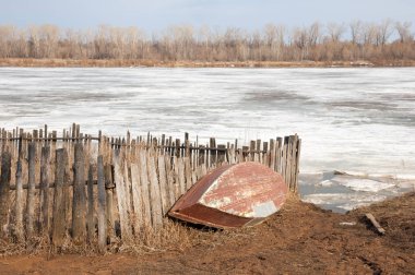 Bahar River, buz Nehri üzerinde. çıplak ağaçlar ve mavi gökyüzünde güzel bulutlar güzel bahar manzara nehir buz ile erimiş