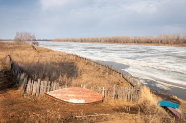 Bahar River, buz Nehri üzerinde. çıplak ağaçlar ve mavi gökyüzünde güzel bulutlar güzel bahar manzara nehir buz ile erimiş