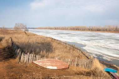 Bahar River, buz Nehri üzerinde. çıplak ağaçlar ve mavi gökyüzünde güzel bulutlar güzel bahar manzara nehir buz ile erimiş