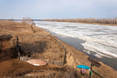 Bahar River, buz Nehri üzerinde. çıplak ağaçlar ve mavi gökyüzünde güzel bulutlar güzel bahar manzara nehir buz ile erimiş