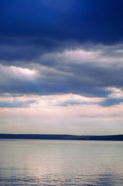 bulut su ışık demeti. Güzel gün batımı plajda, harika renkler, yaz aylarında plaj üzerinde ışık demetinin üstten görünüm