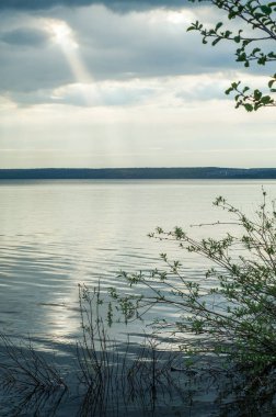 bulut su ışık demeti. Güzel gün batımı plajda, harika renkler, yaz aylarında plaj üzerinde ışık demetinin üstten görünüm