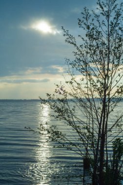 bulut su ışık demeti. Güzel gün batımı plajda, harika renkler, yaz aylarında plaj üzerinde ışık demetinin üstten görünüm