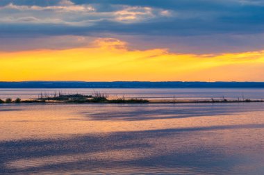Gün batımı, Güneş doğuyor. Nehir bulut. Dramatik yanan gökyüzü sırasında yaz günbatımı. 