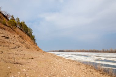 Bahar River, buz Nehri üzerinde. çıplak ağaçlar ve mavi gökyüzünde güzel bulutlar güzel bahar manzara nehir buz ile erimiş