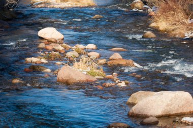 su küçük bir nehir erken ilkbahar akarsu. Bahar sahne. donmuş bir dere ile dağ manzarası