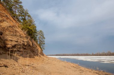 Bahar River, buz Nehri üzerinde. çıplak ağaçlar ve mavi gökyüzünde güzel bulutlar güzel bahar manzara nehir buz ile erimiş