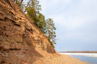 Bahar River, buz Nehri üzerinde. çıplak ağaçlar ve mavi gökyüzünde güzel bulutlar güzel bahar manzara nehir buz ile erimiş