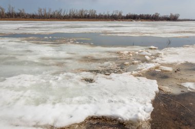 Bahar River, buz Nehri üzerinde. çıplak ağaçlar ve mavi gökyüzünde güzel bulutlar güzel bahar manzara nehir buz ile erimiş